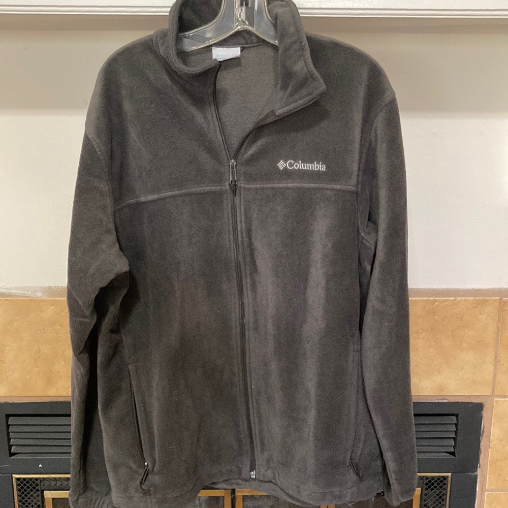 ⚫️⚫️ Columbia Men’s Charcoal Fleece Jacket (size L)